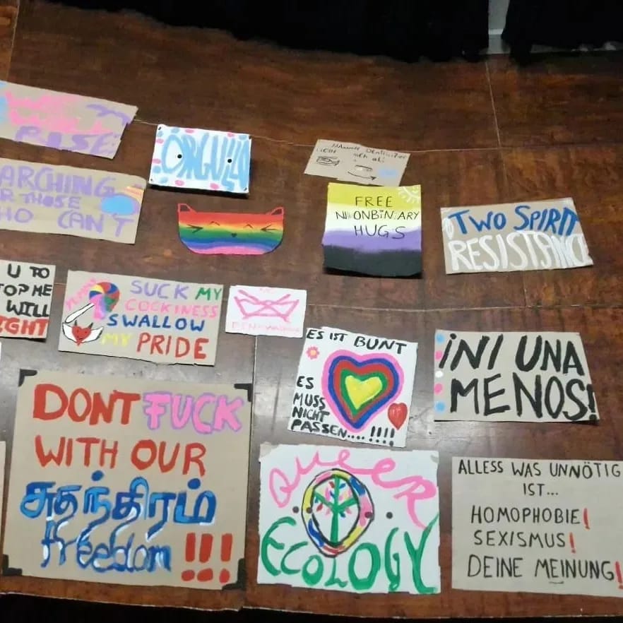Plakate für den CSD 2022 mit politischen Forderungen in verschiedenen Sprachen. z.B. marching for those who can't